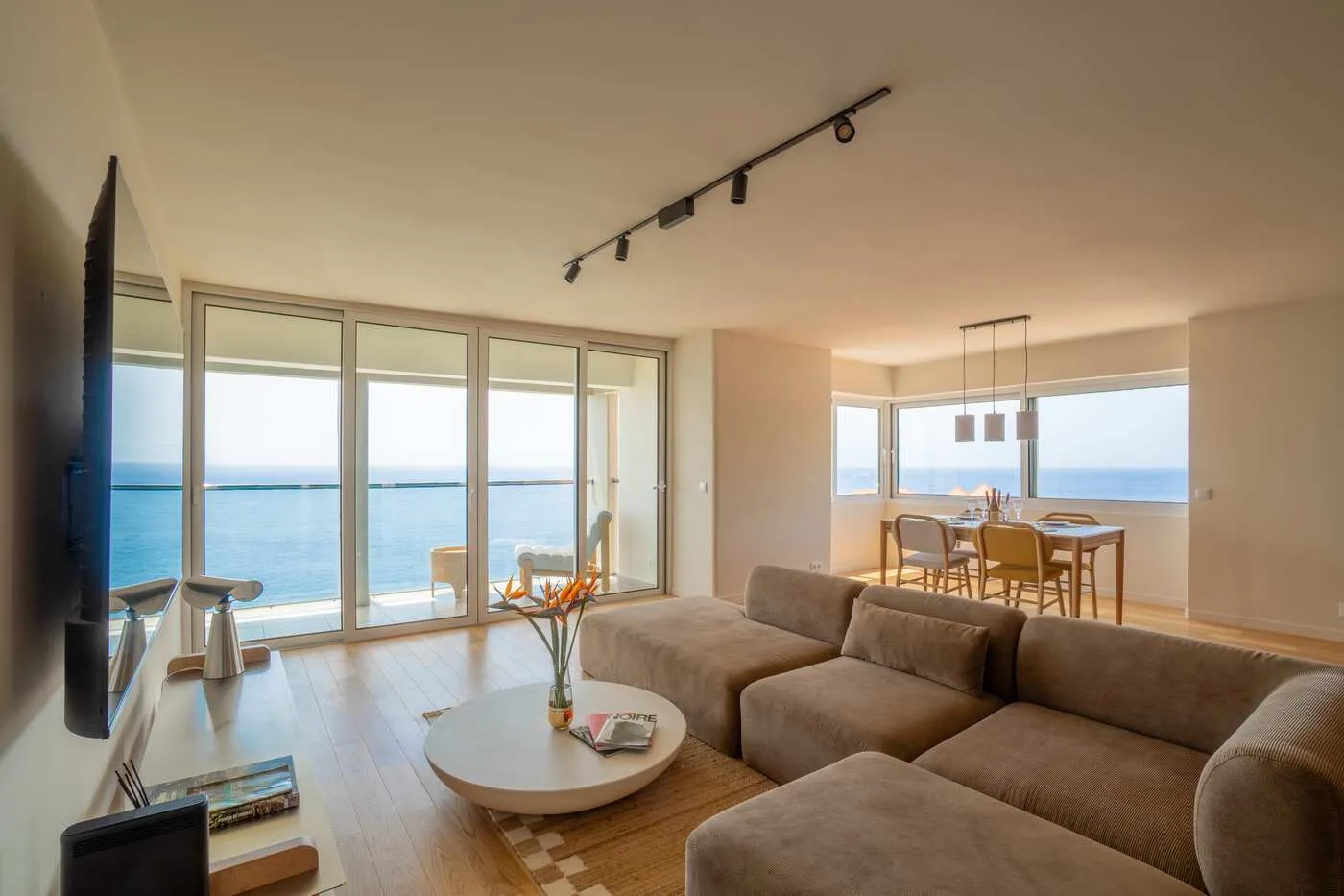 Horizon Living apartment lounge overlooking the Atlantic Ocean in Caniço, Madeira